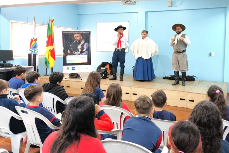 “Música e Tradição” levou cultura gaúcha a escolas de Bento