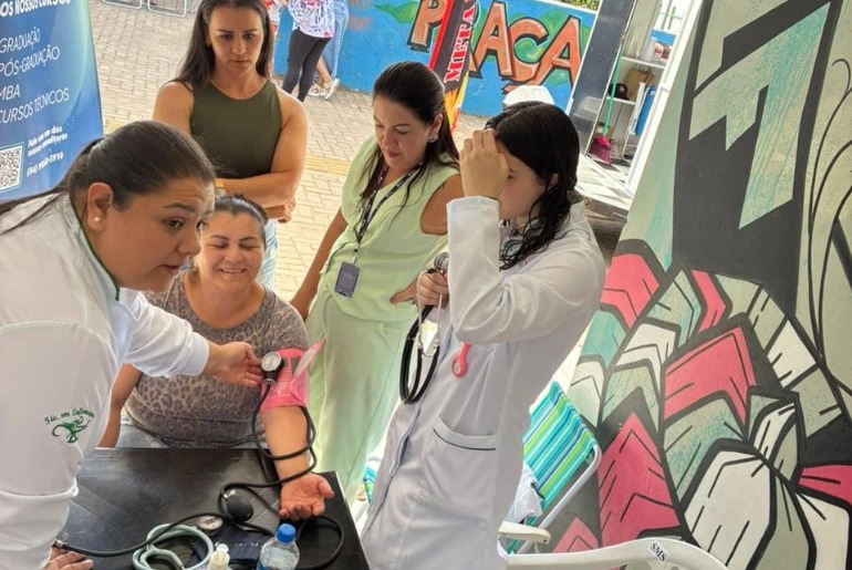 Saúde na Praça reúne serviços gratuitos em Bento